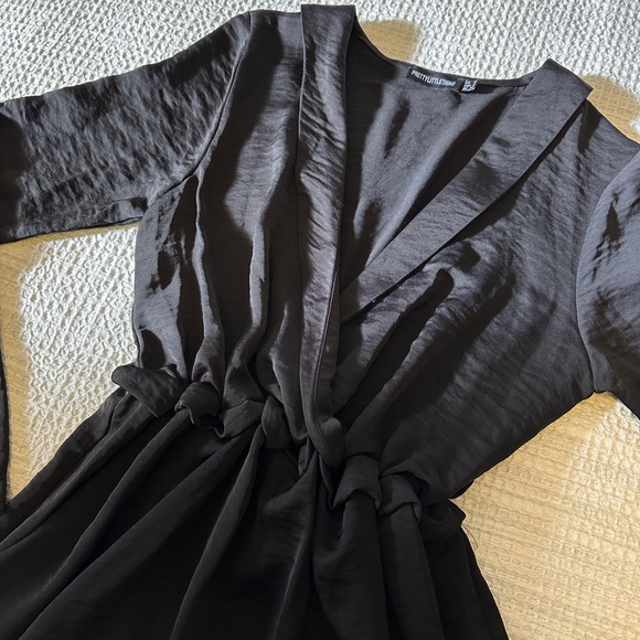 PrettyLittleThing Black V-Neck Dress - Picture 1 of 11